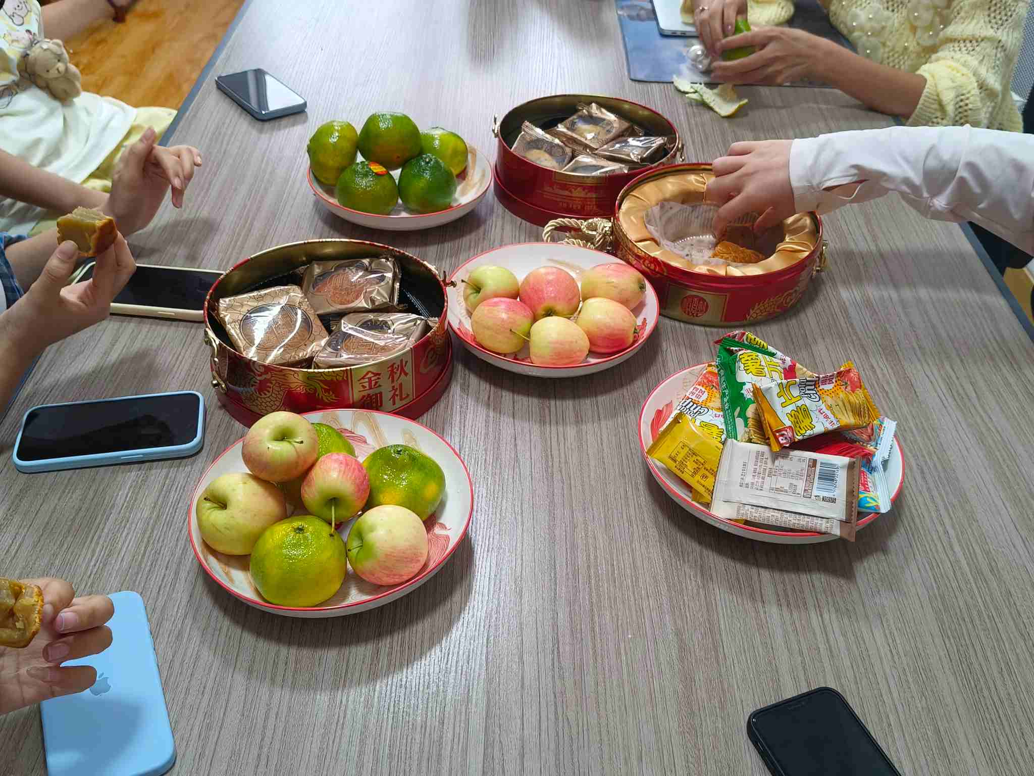 Земеијиа држи топли поподневни чај