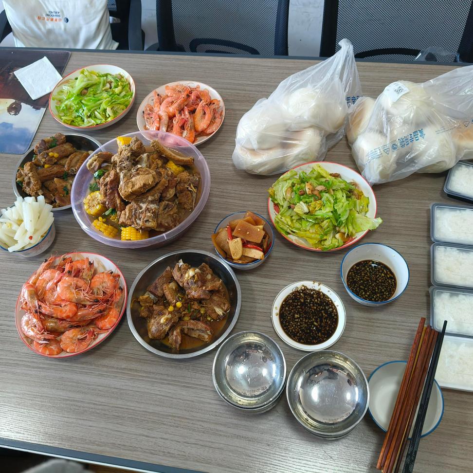 Шефови кувају ручак за све!