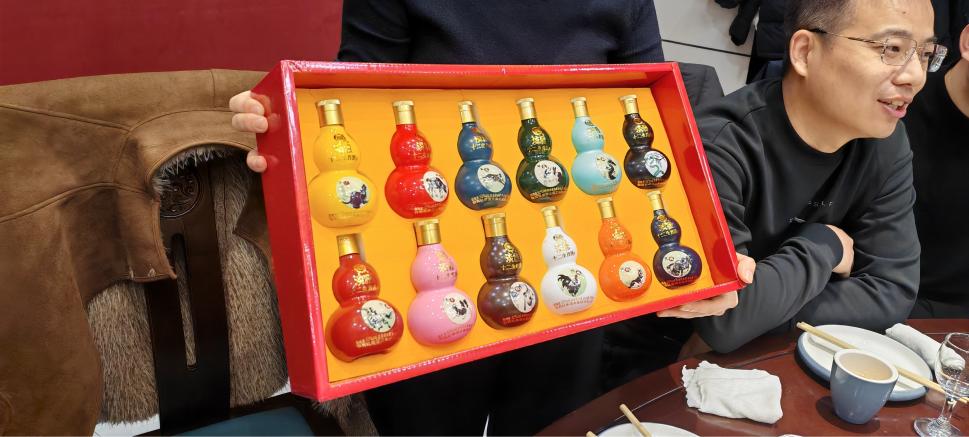 Земеијиа дочекује годину коња са годишњом екипном прославом