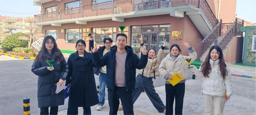 Земеијиа Ливели Схуттлецоцк Кицкинг Ацтивити.